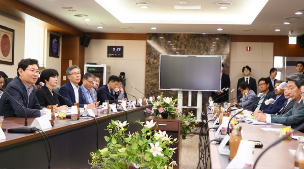 1-3. 특강을 마친 이상일 용인특례시장은 지역 내 기업인들과 간담회를 가졌다..jpeg