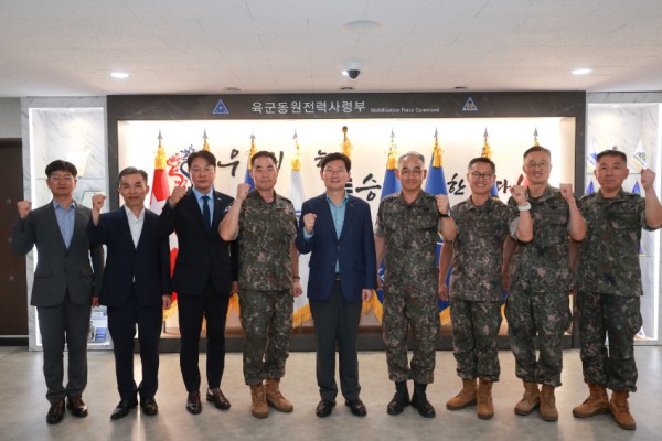 9-1. 이상일 용인특례시장이 12일 동원전력사령부를 방문해 군 관계자들을 격려했다..jpg