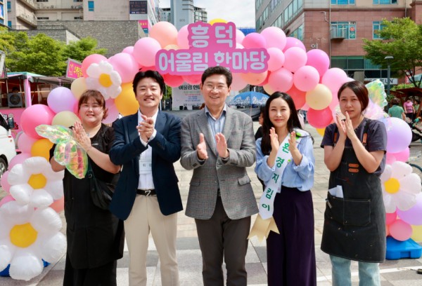 4-3. 이상일 용인특례시장은 22일 기흥구 영덕동 젊음의 광장에서 열린 ‘흥덕 어울림 한마당’ 행사 현장을 찾아 주민들과 만났다. (1).jpg