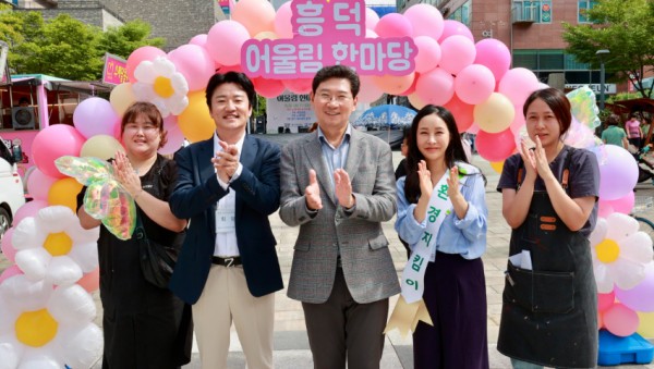 4-3. 이상일 용인특례시장은 22일 기흥구 영덕동 젊음의 광장에서 열린 ‘흥덕 어울림 한마당’ 행사 현장을 찾아 주민들과 만났다. (1).jpg
