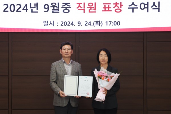 3. 용인특례시가 경기도로부터 2024 상반기 체납액 특별징수대책 시·군 평가에서 최우수기관으로 선정됐다. 24일 이상일 시장은 김인자 징수과 체납행정팀장에게 표창장을 수여했다. (1).jpg