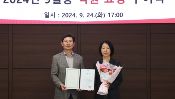 3. 용인특례시가 경기도로부터 2024 상반기 체납액 특별징수대책 시·군 평가에서 최우수기관으로 선정됐다. 24일 이상일 시장은 김인자 징수과 체납행정팀장에게 표창장을 수여했다. (1).jpg