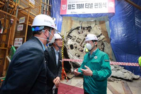 2-2. 이상일 용인특례시장이 9월 30일 용인반도체 클러스터 일반산업단지 전력공급 시설 터널식 전력구 관통식 현장을 둘러보고, 현장 관계자들을 격려하고 있다..JPG