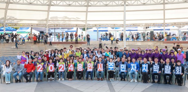 8-2. 이상일 용인특례시장이 3일 동백호수공원에서 열린 2024 용인시 주민자치 박람회에서 참가자들과 기념촬영을 하고 있다.JPG