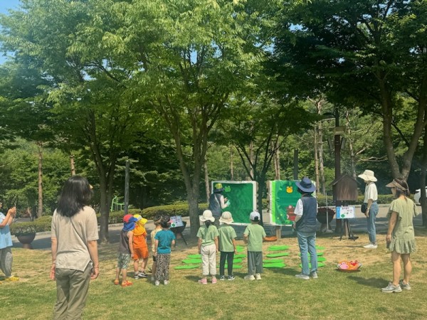 5-1. 용인자연휴양림에서 즐길 수 있는 유아숲 프로그램의 모습.jpg