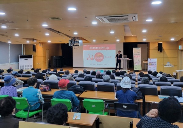 6. 용인특례시 처인구보건소가 4일 처인노인복지관을 이용하는 어르신을 대상으로 에이즈 및 성매개 감염병 예방교육을 진행했다. (2).jpeg