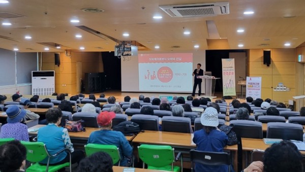 6. 용인특례시 처인구보건소가 4일 처인노인복지관을 이용하는 어르신을 대상으로 에이즈 및 성매개 감염병 예방교육을 진행했다. (2).jpeg