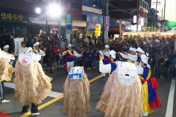 12-4. 5일 신갈동행정복지센터 일대에서 열린 신갈오거리 도시재생사업 거리축제에 마련된 문화공연 모습.jpg