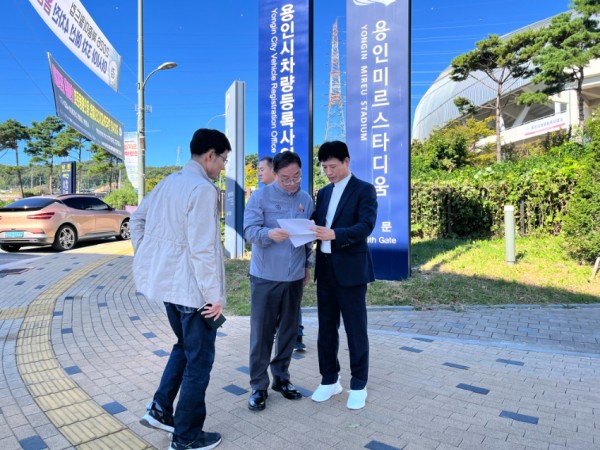 3. 황준기 용인특례시 제2부시장이 월드컵 예전전이 열리는 용인미르스타디움을 찾아 교통대책을 점검했다.jpeg