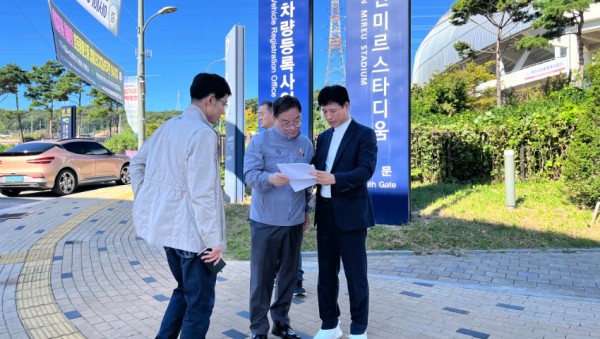 3. 황준기 용인특례시 제2부시장이 월드컵 예전전이 열리는 용인미르스타디움을 찾아 교통대책을 점검했다.jpeg