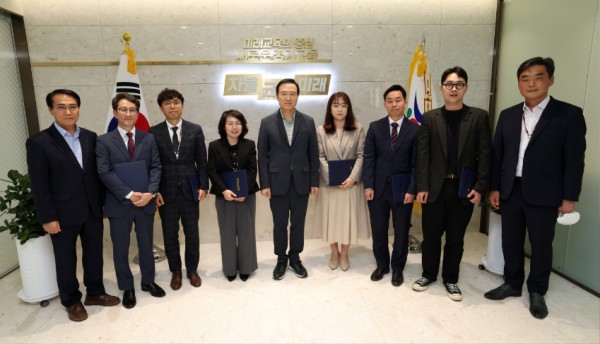 241007_임태희_교육감__2024년_상반기_우수공무원_표창_수여(사진2).JPG