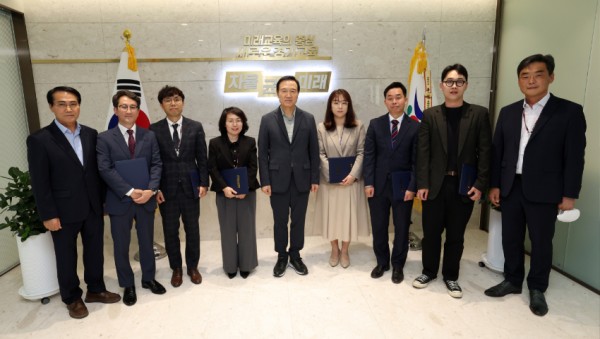 241007_임태희_교육감__2024년_상반기_우수공무원_표창_수여(사진2).JPG