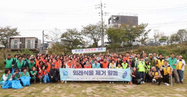 7-3. 이상일 용인특례시장은 13일 물사랑운동본부 관계자들과 함께 포곡읍 전대리 인근 경안천에서 환경정화 활동을 하고 봉사자들을 격려했다. (1).JPG