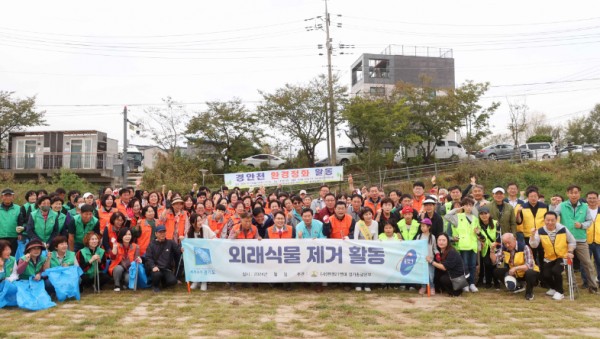 7-3. 이상일 용인특례시장은 13일 물사랑운동본부 관계자들과 함께 포곡읍 전대리 인근 경안천에서 환경정화 활동을 하고 봉사자들을 격려했다. (1).JPG