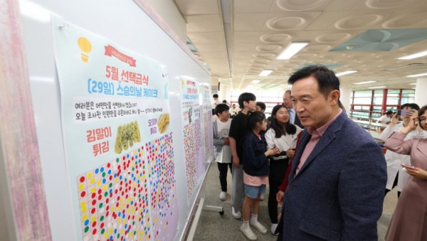 241021_임태희_교육감__‘경기도_학생_먹거리’_계산_없이_책임진다(사진1).jpg