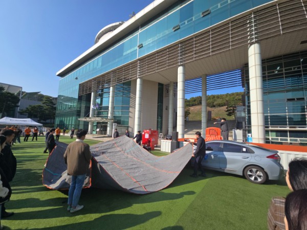 2-2. 용인특례시가 24일 소방 훈련에서 전기차 화재 진압 모의훈련을 하고 있다.jpg