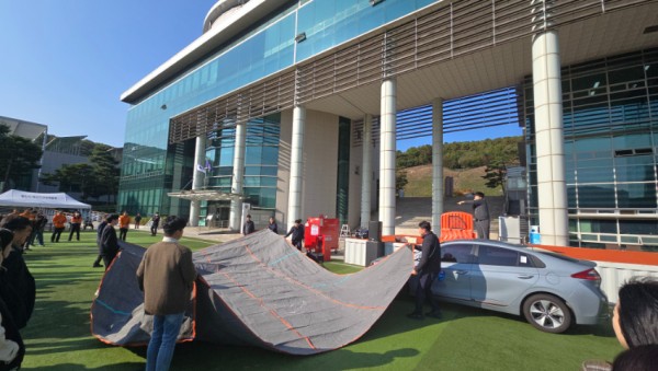 2-2. 용인특례시가 24일 소방 훈련에서 전기차 화재 진압 모의훈련을 하고 있다.jpg