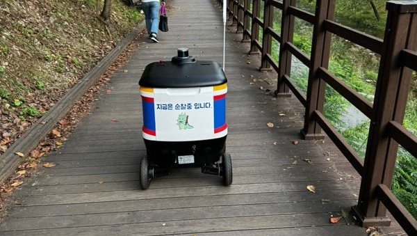 4-1. 용인특례시 수지구 풍덕천2동 정평천 산책로 주변을 자율주행 순찰 로봇이 순찰하고있다 (1).jpg