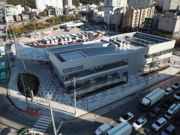 용인특례시가 공공건축물 기획 전문성을 높이기 위해 공공건축가를 공개모집한다. 사진은 공공건축가가 설계자문한 용인공영버스터미널 전경. (2).jpg
