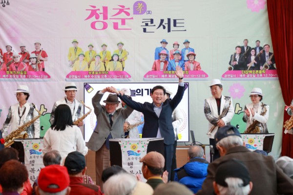 3-2. 이상일 용인특례시장이 5일 처인노인복지관에서 열린 바람골 카페 효 콘서트 무대 위에 올라 어르신들에게 특별.JPG