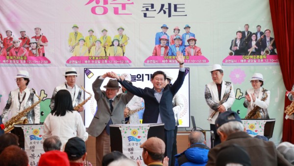3-2. 이상일 용인특례시장이 5일 처인노인복지관에서 열린 바람골 카페 효 콘서트 무대 위에 올라 어르신들에게 특별.JPG