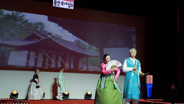 5-2. 7일 시청 에이스홀에서 열린 제2회 시니어 모델 패션쇼에서 한복 의상을 선보인 시니어 모델 런웨이 현장 (1).JPG