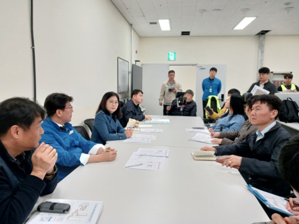 사진 3. 참석자들이 GTX-A 구성역 교통약자 이동편의 시설 개선사항에 대해 논의하고 있다.jpg