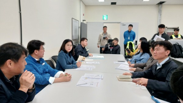 사진 3. 참석자들이 GTX-A 구성역 교통약자 이동편의 시설 개선사항에 대해 논의하고 있다.jpg