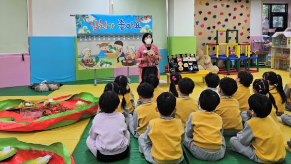 241120_경기도교육청__순회_영양교사_배치_통해_207개_소규모_사립유치원_급식_관리지원(사진1)_평택_꿈터유치원_김장_만들기_간접체험교육.jpg