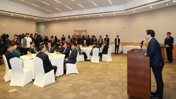 1-3. 이상일 용인특례시장이 지난 4월 17일 서울 FKI타워 에메랄드홀에서 열린 용인 첨단시스템반도체 국가산업단지 상생협약체결식에서 인사말을 하고있다. (1).jpg