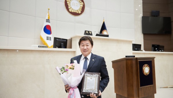 20241121 용인특례시의회 김진석·강영웅 의원, 제4회 2024년 의정대상 수상(1)김진석 의원.jpg