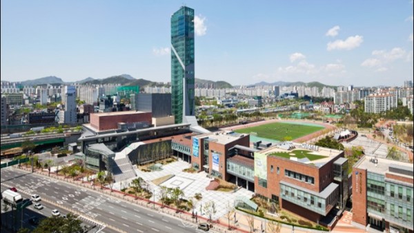 2. 용인특례시가 하수시설 운영에 필요한 전력 사용 계약 변경으로 예산을 절감했다. 사진은 용인특례시 수지레스피아 전경.jpg