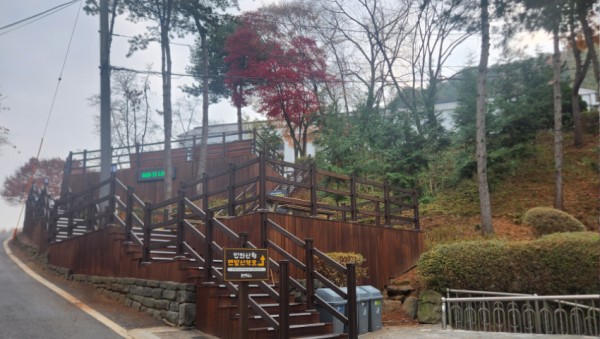 6-1. 용인특례시는 지난해 조성한 법화산 맨발길에 편의시설을 설치하는 등 추가 정비를 마쳤다 (1).jpg