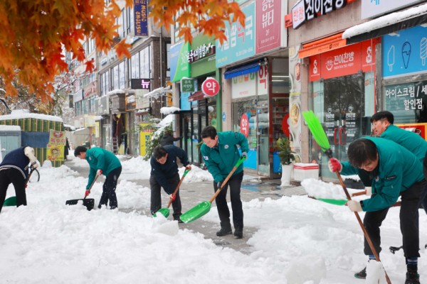 9-3. 이상일 용인특례시장이 28일 오전 용인경전철 동백역 주변 상가 앞에서 눈삽을 들고 직접 제설작업에 참여했다. (1).JPG