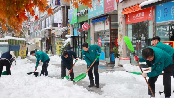 9-3. 이상일 용인특례시장이 28일 오전 용인경전철 동백역 주변 상가 앞에서 눈삽을 들고 직접 제설작업에 참여했다. (1).JPG