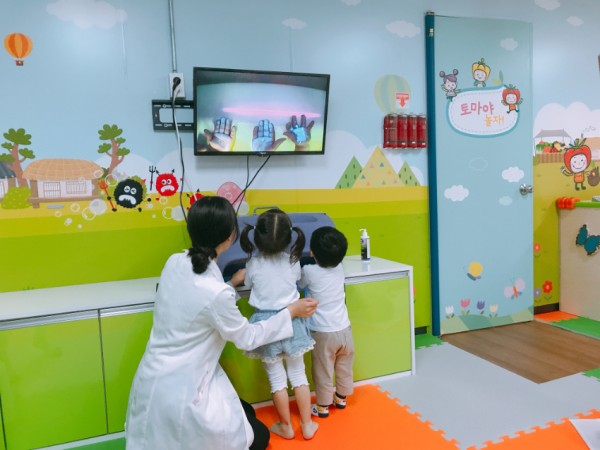 2. 용인시 어린이 사회복지 급식관리지원센터 내 체험관에서 손씻기 교육을 받고 있는 어린이들 모습. (1).jpg