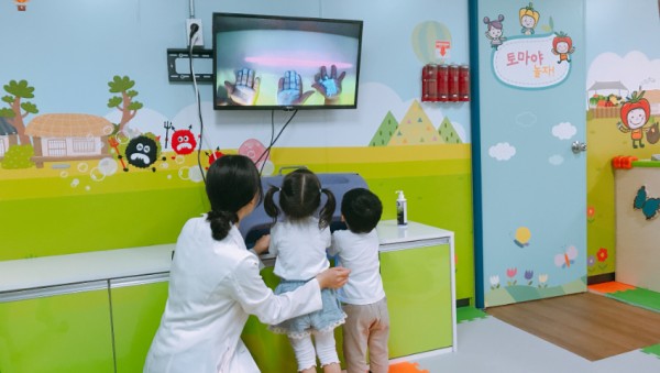 2. 용인시 어린이 사회복지 급식관리지원센터 내 체험관에서 손씻기 교육을 받고 있는 어린이들 모습. (1).jpg