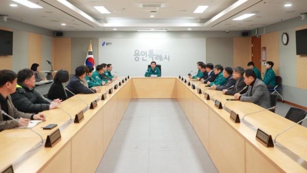 1-2. 이상일 용인특례시장이 4일 새벽 대통령의 비상계엄 해제 담화 직후 간부회의를 열어 시 공직자들에게 제 자리를 지키면서 맡은 책임을 다할 것을 주문했다..jpg