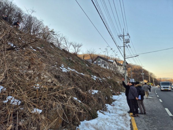 7-3. 4일 산업통상자원부 광업조정위원회가 수지구 죽전동 채석장 대상지 현장을 방문했다. 용인특례시는 이 자리에서 죽전동 주민들의 반대 의견을 전달했다..jpg