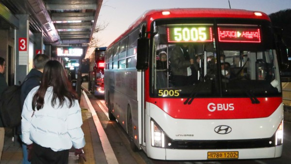 5-2. 명지대~상하동~서울역을 운행하는 5005번 버스.jpg
