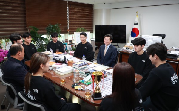 6-2. 이상일 용인특례시장이 봉납식에서 우수한 기량을 뽐낸 태권도팀 감독과 선수들을 격려하며 환담을 나누고 있다..jpg