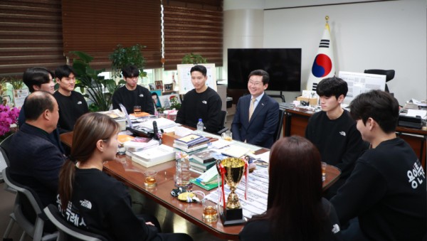 6-2. 이상일 용인특례시장이 봉납식에서 우수한 기량을 뽐낸 태권도팀 감독과 선수들을 격려하며 환담을 나누고 있다..jpg