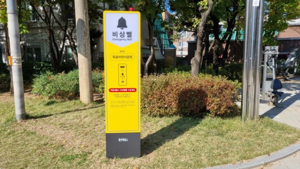 4-2. 용인특례시 수지구에 조성된 주민안심마을 지주형 비상벨 사진.jpg