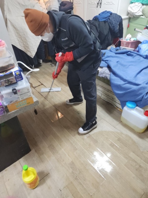 (역북동) 역북동은 동방환경인더스트리와 함께 집청소 봉사를 진행했다..jpg