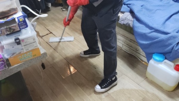 (역북동) 역북동은 동방환경인더스트리와 함께 집청소 봉사를 진행했다..jpg