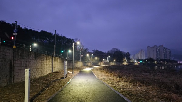 7. 용인특례시 처인구가 오산천 하천보안등을 설치한 모습.jpg