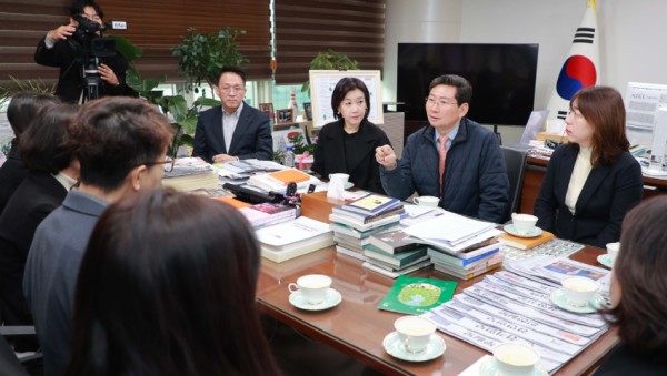 6-1. 20일 이상일 용인특례시장이 시장실에서 지역 내 학부모대표, 용인교육지원청 관계자들을 만나 교육환경 발전에 대해 논의했다..JPG