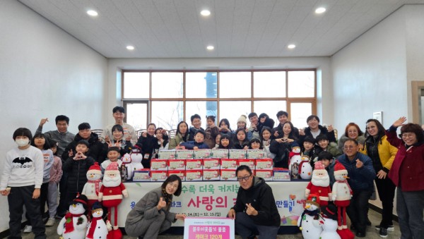 (농촌테마과) 농촌테마파크 케이크 나눔행사 참가자들이 기념촬영을 하고 있다.jpg