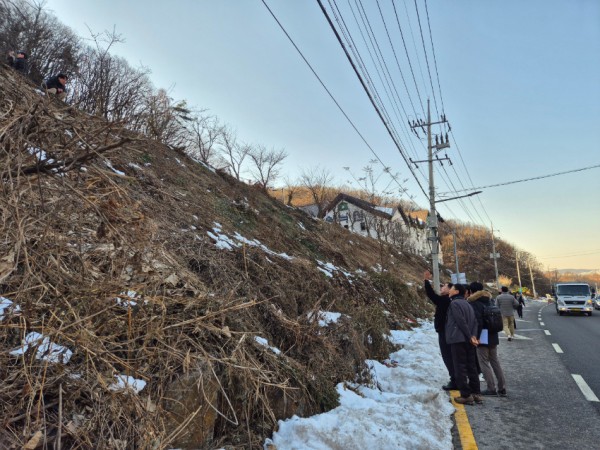 9-3. 12월 4일 산업통상자원부 광업조정위원회가 수지구 죽전동 채석장 대상지 현장을 방문했다. 용인특례시는 이 자리에서 죽전동 주민들의 반대 의견을 전달했다..jpg