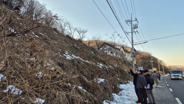 9-3. 12월 4일 산업통상자원부 광업조정위원회가 수지구 죽전동 채석장 대상지 현장을 방문했다. 용인특례시는 이 자리에서 죽전동 주민들의 반대 의견을 전달했다..jpg